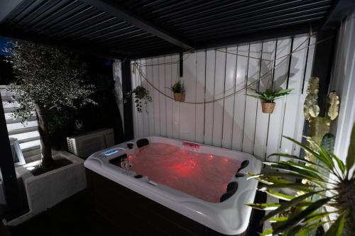 Jacuzzi Privé & Cinéma - Maison Romantique