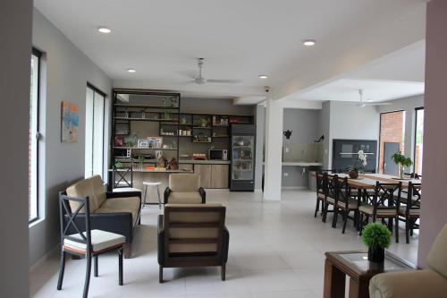 6 Huesped Casa Espaciosa Quincho Piscina Juegos in Ypacaraí