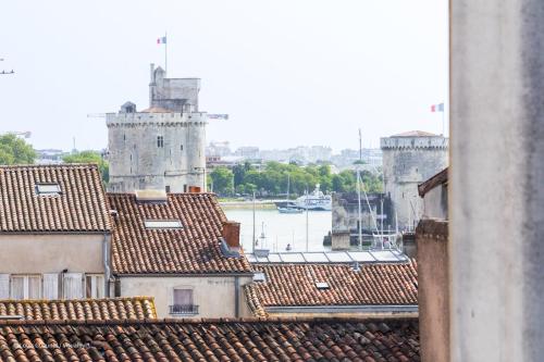 Sur les toits du Vieux Port avec terrasse - image 2