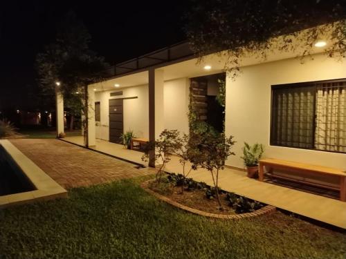 5 Huésped Casa Espaciosa Quincho Piscina Juegos "Minimo 2 noches" – khách sạn tại Ypacaraí