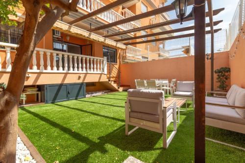 Global Vacacional, planta baja con gran terraza y urbanizacion con piscina in Canet d'En Berenguer