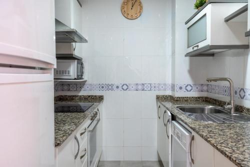 Global Vacacional, planta baja con gran terraza y urbanizacion con piscina in Canet d'En Berenguer