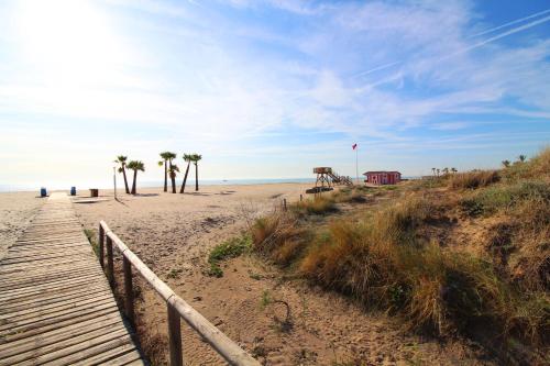 Global Vacacional, planta baja con gran terraza y urbanizacion con piscina in Canet d'En Berenguer