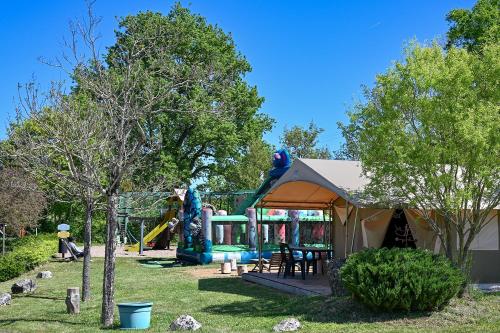 Spēļu laukums, Camping les Coteaux du Lac in Montresor