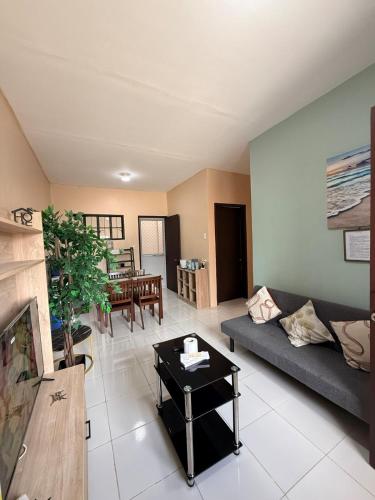 Lounge/area TV in comune, Casa di 90 m² con 1 camera(e) e 1 bagno(i) privato(i) in zona Mati (Kan-mo Bay Homestay 2BR- near Dahican beach) in Mati