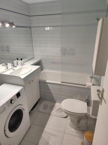 Bathroom, charmant T2 Montpellier in Prunet