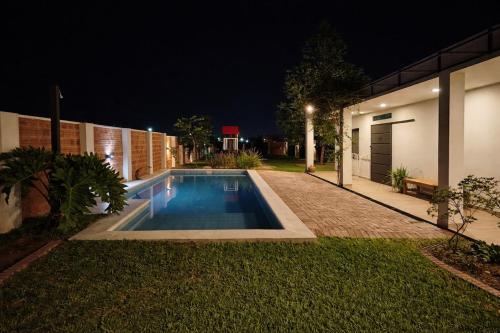 9 Huesped Casa Espaciosa Quincho Piscina Juegos in Ypacaraí