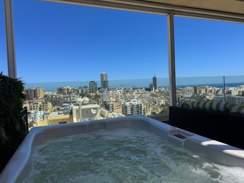 Luxury Penthouse with Large Terrace & Heated Jacuzzi - Location saisonnière - San Ġiljan