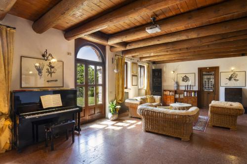 Villa Terrarossa with Pool in the Vineyard in Mezzane Di Sotto