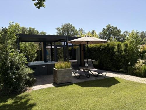  Wellnesslodge Specht jacuzzi and sauna and privacy in Dalerveen