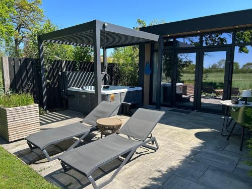  Wellnesslodge Specht jacuzzi and sauna and privacy in Dalerveen
