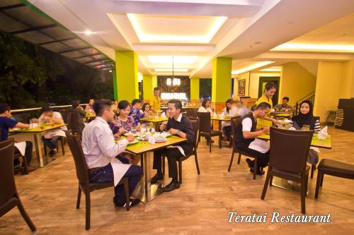 Restaurant, Green Batara Hotel in Bandung
