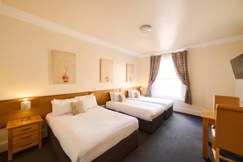 1 double bed, 2 twin beds
