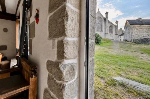 Skats, Presbytère XVIème siècle - Charme & Vue Chapelle St Herbot (Presbytere XVIeme siecle - Charme & Vue Chapelle St Herbot) in Plonévez-du-Faou