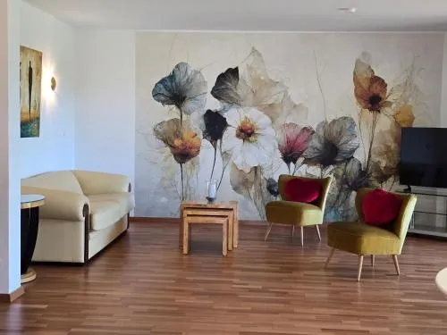 Exklusive Ferienwohnung Bad Salzschlirf - direkt am Waldrand - großer Garten kompett umzäunt - Hunde willkommen - 2 private Stellplätze in Bad Salzschlirf, Deutschland
