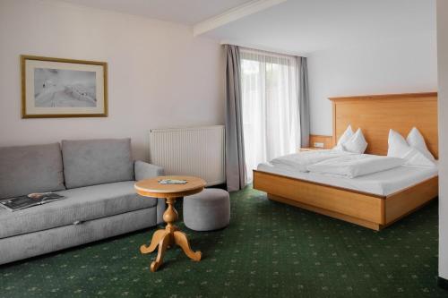 Hotel Martini Kaprun including free parking and Zell am See-Kaprun summer card Room Type - Double Room with Balcony