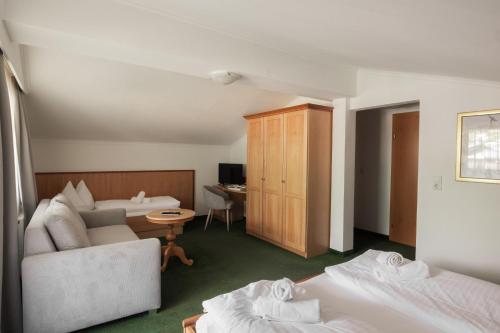 Hotel Martini Kaprun including free parking and Zell am See-Kaprun summer card Room Type - Family Room with Balcony