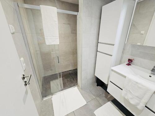 Urban Serenity 2BR Flat with terrace and parking in Howald