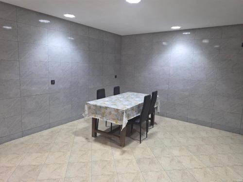 Villa apartment with terrace garden and pool in 梅克内斯