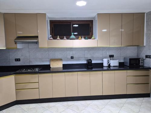 Villa apartment with terrace garden and pool in 梅克内斯