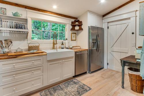 Pet-Friendly Charmer w/ Patios & Garden in Tryon! in Traiona (NC)