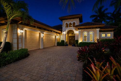 Gorgeous luxury home w private pool & outdoor space in Lely Resort