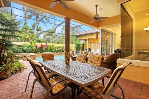 Gorgeous luxury home w private pool & outdoor space in Lely Resort