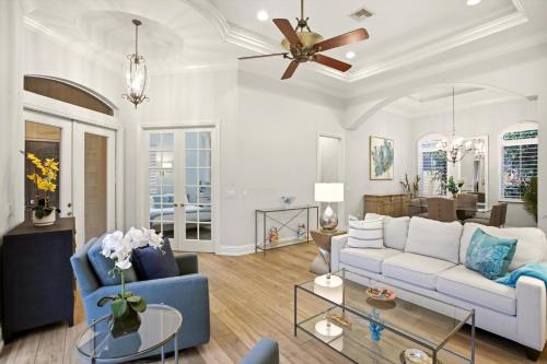 Gorgeous luxury home w private pool & outdoor space in Lely Resort
