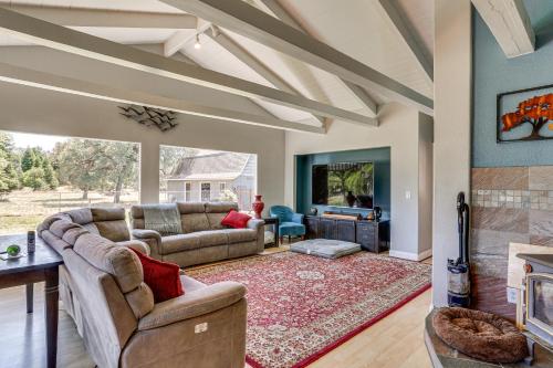 Palo Cedro Family Retreat: Pool, Nat'l Park, Lakes – khách sạn tại Rancho