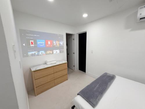 1BR near Hollywood Guitar with Private Patio – khách sạn tại Emerald Hills
