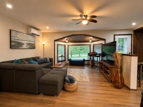 Cheerful 4-bedroom cottage in nature setting in Port Severn (ON)