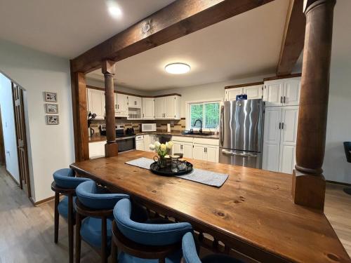 Cheerful 4-bedroom cottage in nature setting in Port Severn (ON)