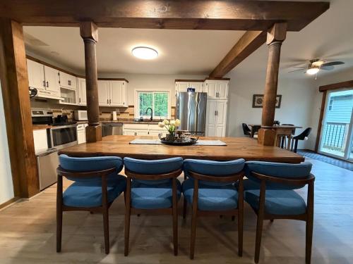 Cheerful 4-bedroom cottage in nature setting in Port Severn (ON)