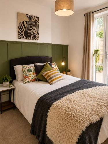 Modern 5BR Newport Home Sleeps 10 Free Parking – khách sạn tại Saint Julians