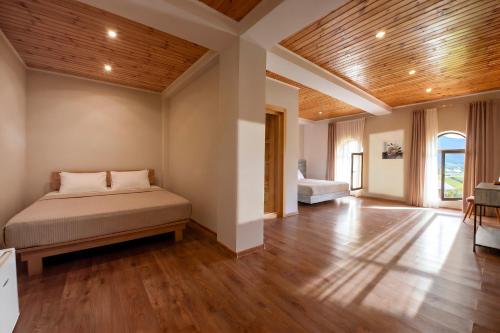 1 queen bed, 1 double bed