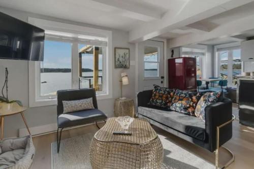 Private Oceanfront Suite Hot Tub & Fireplace in Lunenburg (NS)