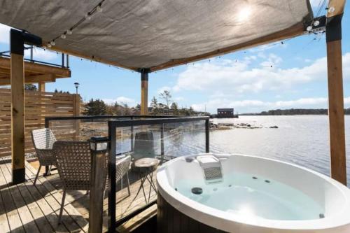 Private Oceanfront Suite Hot Tub & Fireplace in Lunenburg (NS)
