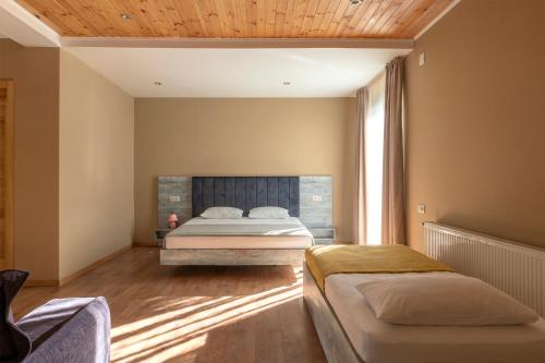 1 queen bed, 2 twin beds, 1 sofa bed