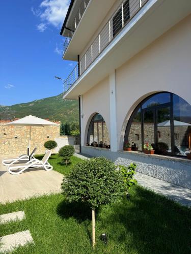 Фасада на хотела, Villa Gjoni in Sakes