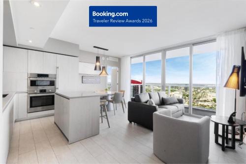 Stylish 3BR Resort Condo with Beach Access, Two Infinity Pools and Private Balcony - 25 min to FIFA!, Broward