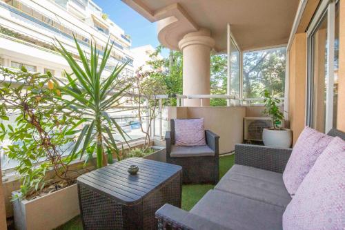 3BR apartment with terrace & AC near beaches and Cannes center