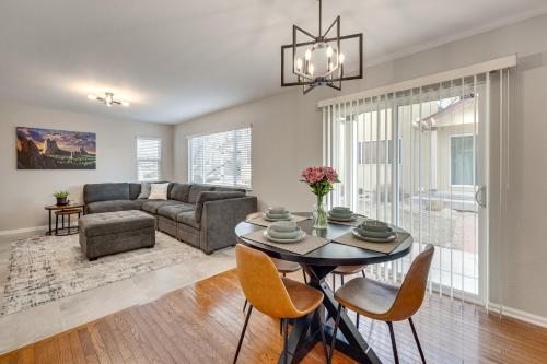 Home Near Air Force, Great Wolf, Ford Amphitheater – khách sạn tại Northgate