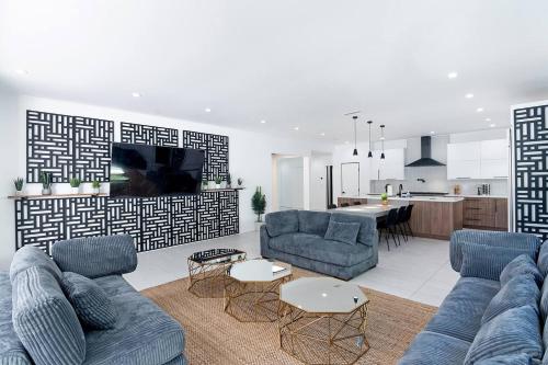 Upscale Oasis with Pool, Spa & Game Room! in Tarzana