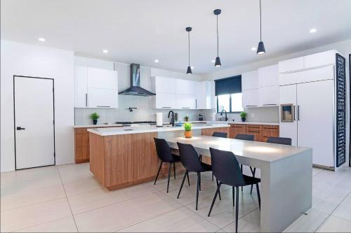 Upscale Oasis with Pool, Spa & Game Room! in Tarzana