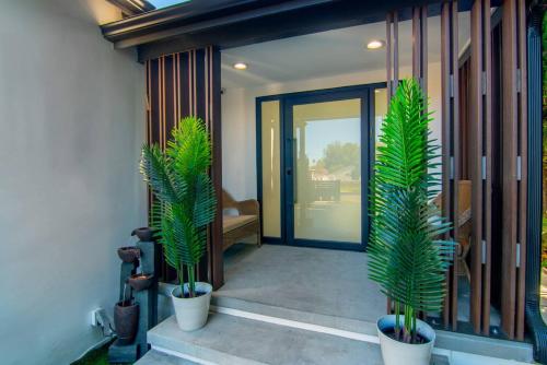 Upscale Oasis with Pool, Spa & Game Room! in Tarzana