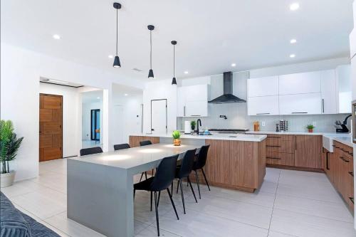 Upscale Oasis with Pool, Spa & Game Room! in Tarzana