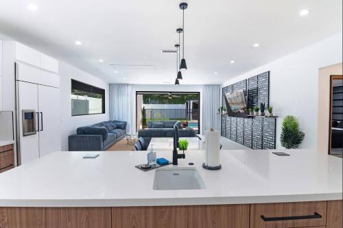 Upscale Oasis with Pool, Spa & Game Room! in Tarzana