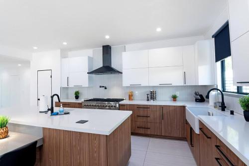 Upscale Oasis with Pool, Spa & Game Room! in Tarzana