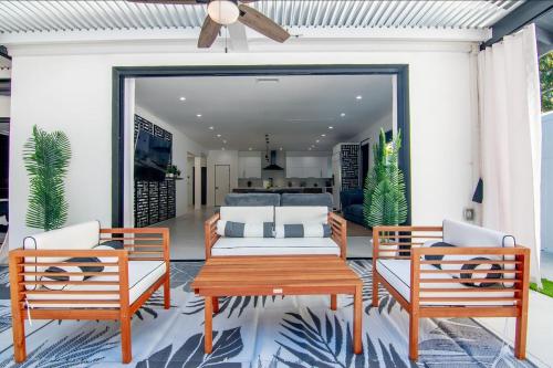 Upscale Oasis with Pool, Spa & Game Room! in Tarzana