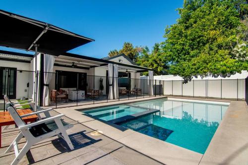 Upscale Oasis with Pool, Spa & Game Room! in Tarzana